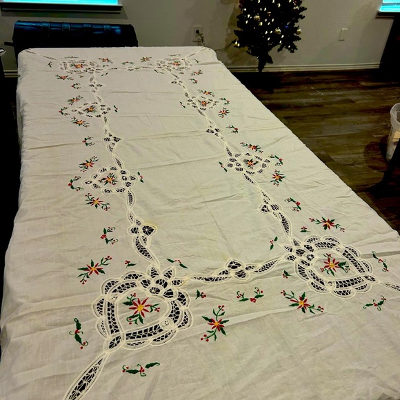 Heirloom Vintage Christmas Battenberg Lace embroidered tablecloth rectangle - Picture 2 of 12